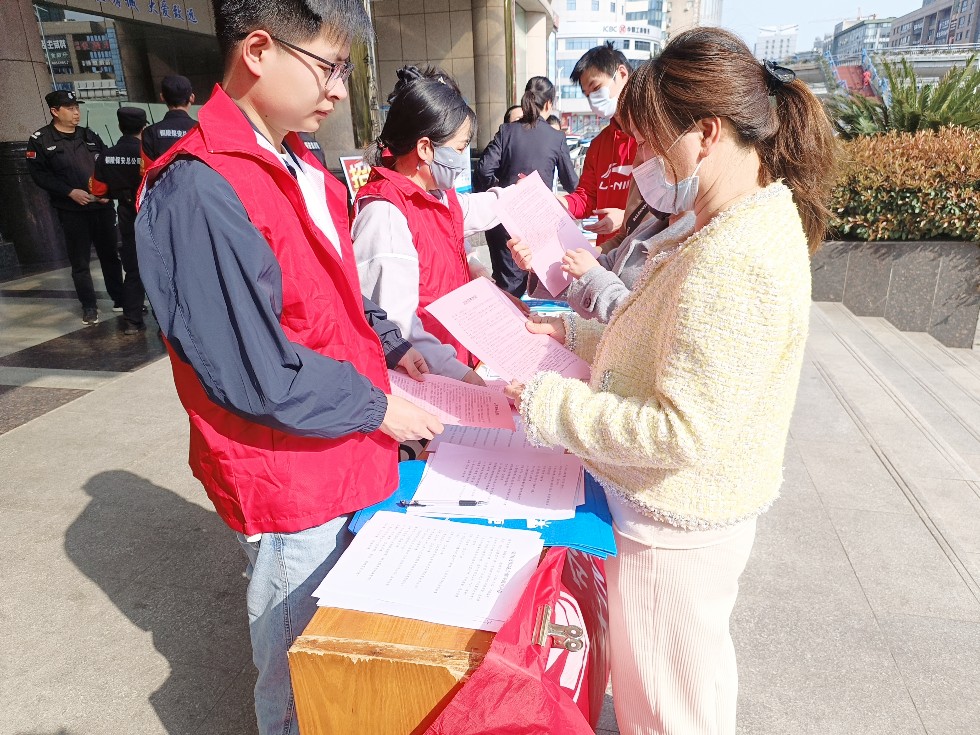 市公共資源交易中心開展文明城市創(chuàng)建黨員志愿服務(wù)活動(dòng)1.jpg