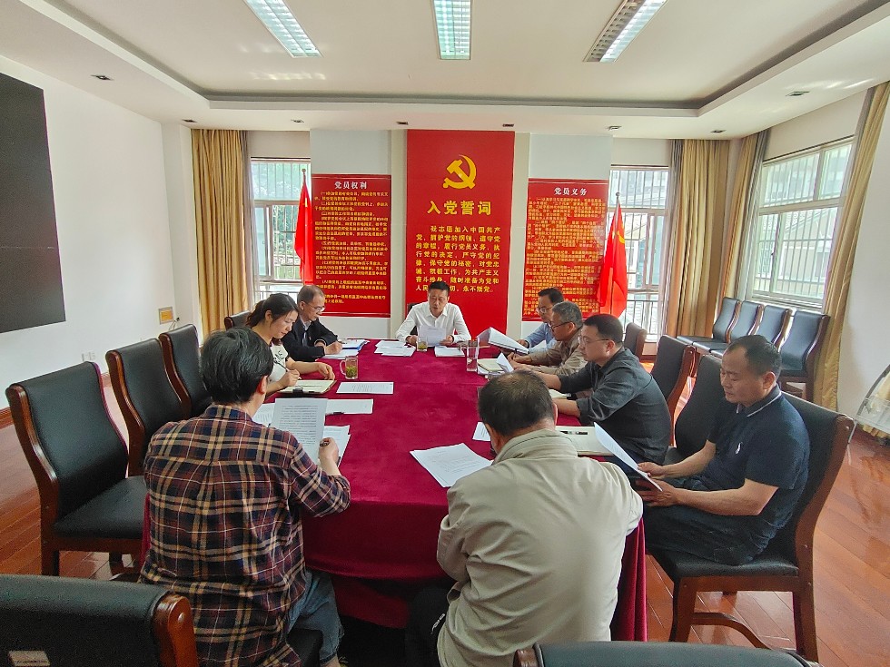 1.淡水豚保護(hù)區(qū)管理局召開全面從嚴(yán)治黨專題會議.jpg