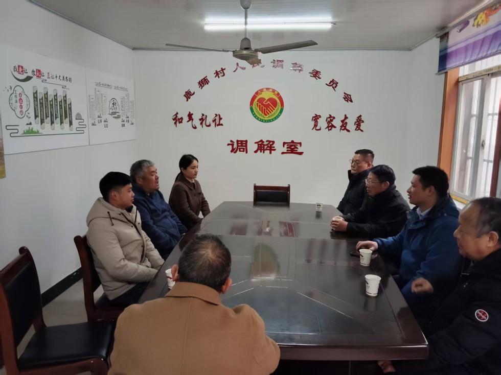 銅陵日報20250123冬日暖陽慰問2.jpg